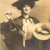 20250809-323m-modistka-1907