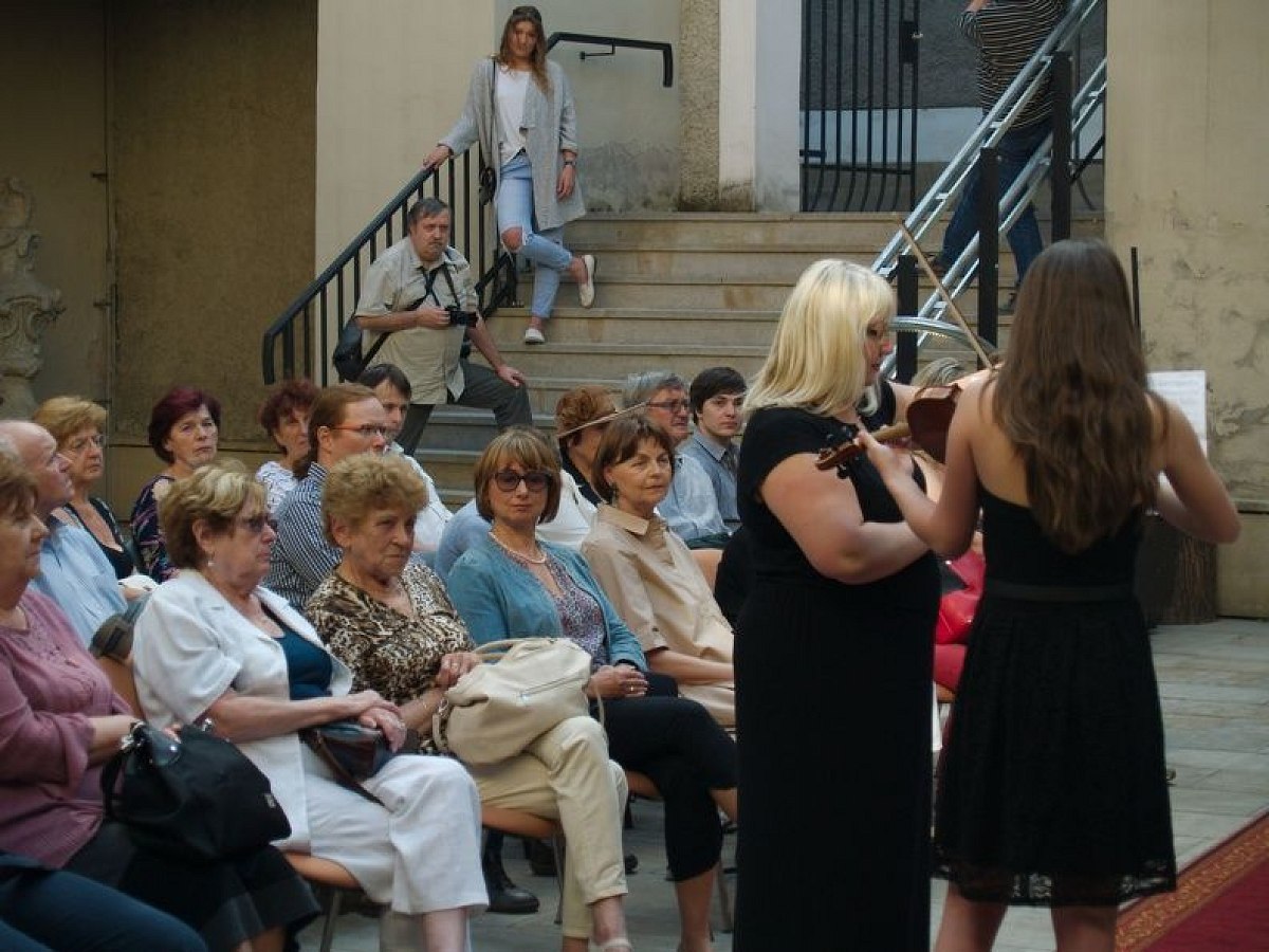 20170629230449-aa2c01e1-me